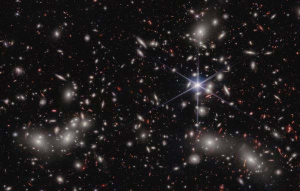 Телескоп «Джеймс Уэбб» открыл сразу шесть сверхкрупных галактик в ранней Вселенной
